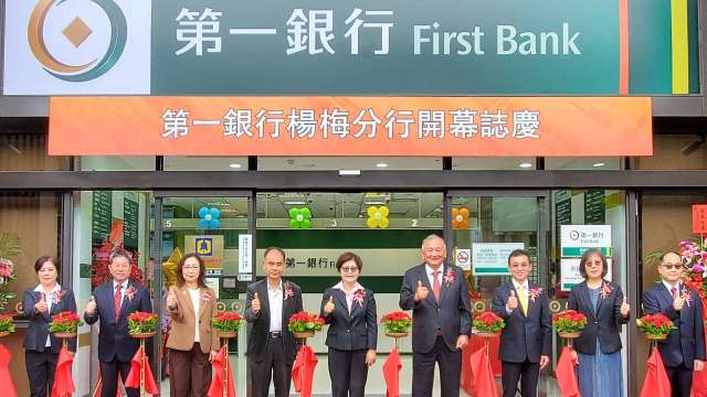 第一銀行楊梅分行隆重開幕,董事長邱月琴(中)、副總經理蔡淑慧(右2)、施志調(左2)與貴賓。(圖:一銀提供)