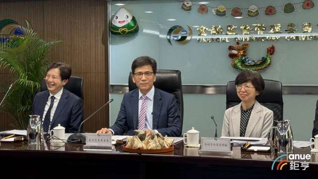 金管會主委彭金隆(中)偕副主委陳彥良(左)及副主委莊琇媛出席例行記者會。(鉅亨網記者陳于晴攝)
