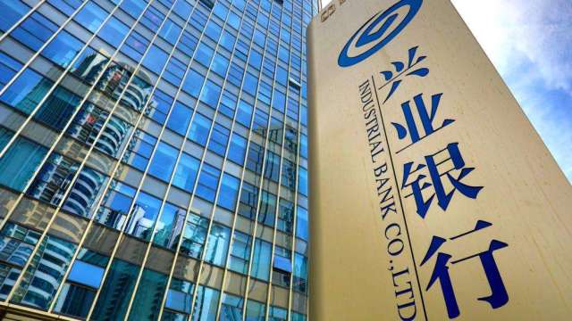 近日有網友在社交平台爆料,稱興業銀行私人銀行微信公眾號發文表示,「2025菁英實習計畫」正式啟幕,為高淨值客戶子女量身打造實踐機會。(圖:澎湃新聞)