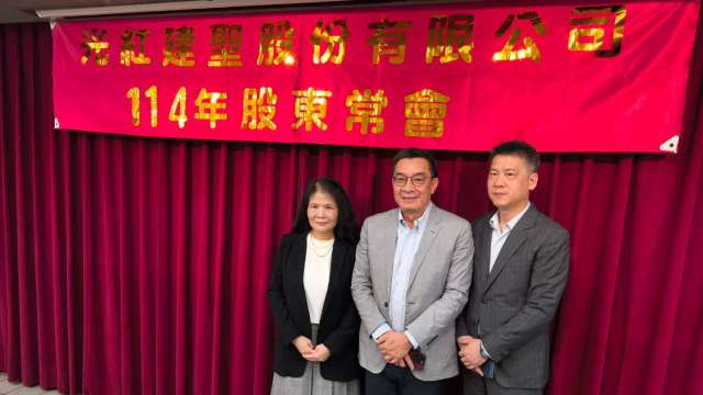 光聖董事長陳寬仁。(中)(鉅亨網記者黃皓宸攝)
