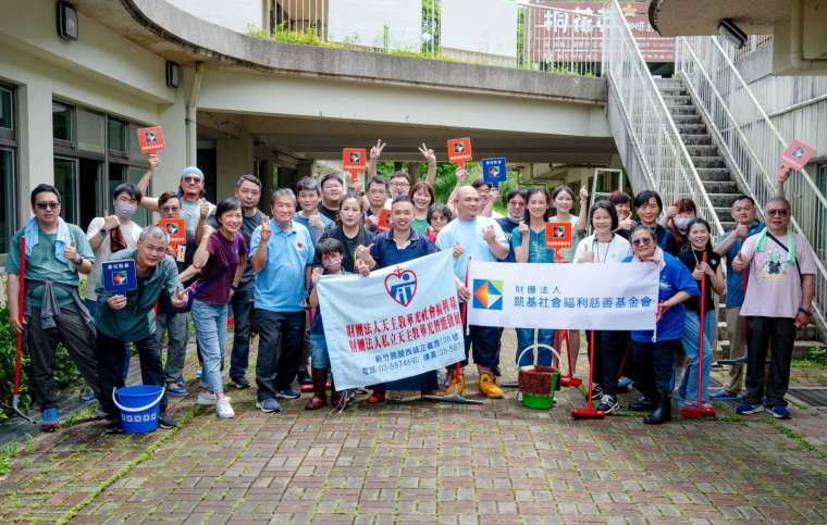 圖說:凱基慈善基金會執行長曾錦隆(前排左三)與凱基證券同仁協助身心障礙院生改善生活環境,傳遞愛的力量。