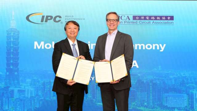 TPCA理事長張元銘(左)與IPC 總裁Dr. John W. Mitchell 簽署兩會合作備忘錄。(圖:TPCA提供)