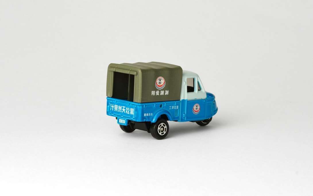 黑松攜手TOMICA打造「台灣黑松經典復刻運輸車」,將於7-ELEVEN限量開賣。(圖:黑松提供)