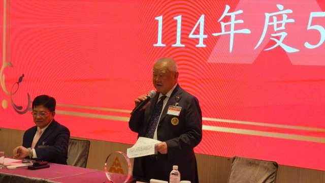 三三企業交流會理事長林伯豐(右1)。(鉅亨網記者黃皓宸攝)
