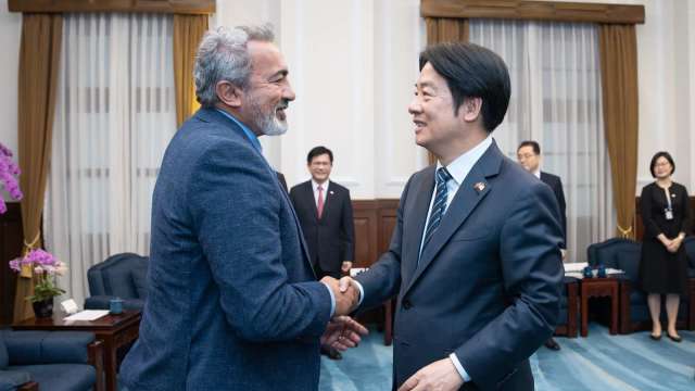總統賴清德(右)、美眾議院「國會台灣連線」共同主席貝拉(左)。(圖:總統府提供)