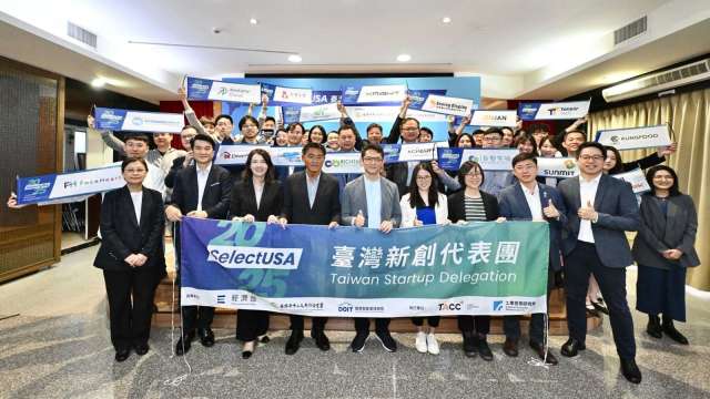 經濟部中小及新創企業署署長李冠志(左4)產業技術司司長郭肇中(左5)及赴美新創企業合影。(圖:經濟部提供)