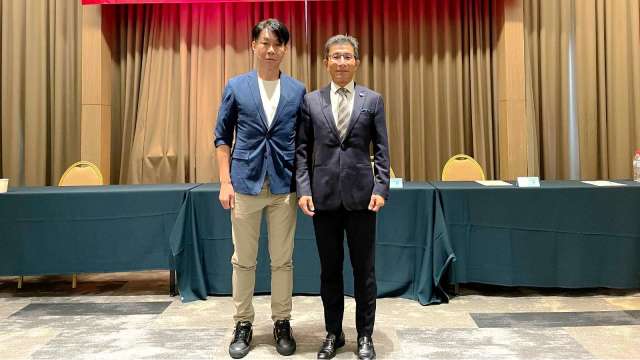 桂盟董事長吳盈進(右)及總經理吳瑞章(左)。(圖:桂盟提供)