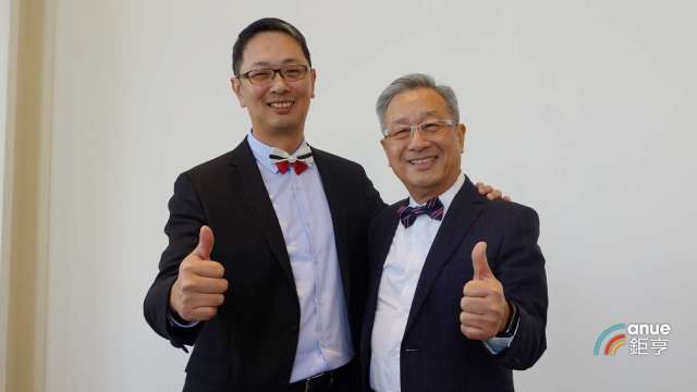 謝明凱(左)今起接任廣運董事長,謝清福(右)仍任董事。(鉅亨網記者張欽發攝)