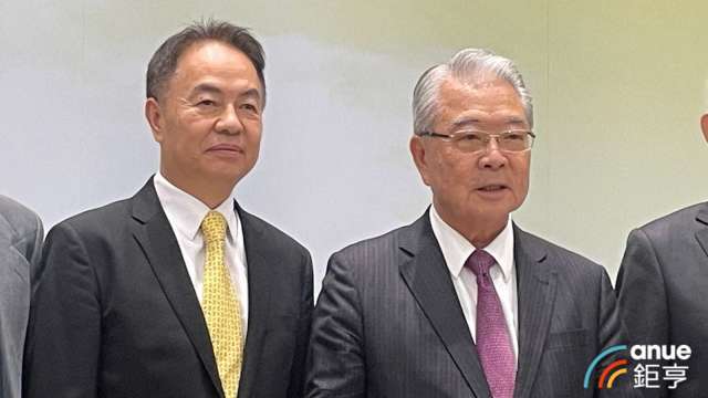 金寶董事長許勝雄(右)、總經理陳威昌(左)。(鉅亨網記者劉玟妤攝)