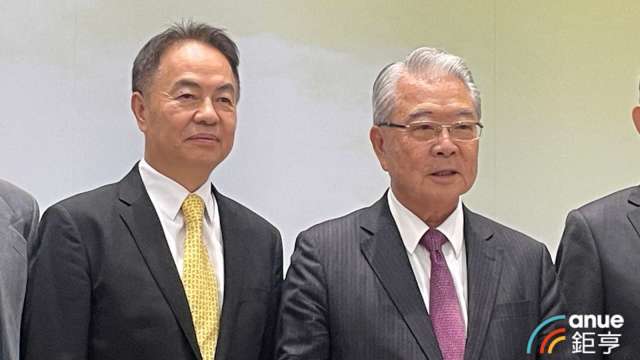 金寶董事長許勝雄(右)、總經理陳威昌(左)。(鉅亨網記者劉玟妤攝)