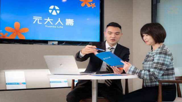(圖說:元大人壽推出「元大人壽元元豐收變額萬能壽險」與「元大人壽元元豐收變額年金保險」兩張保單,期能提供客戶更多元而優質的保險規劃選擇。)