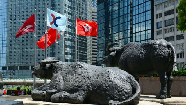 市場情緒獲提振 金融股衝高 恒指收復23500(圖:shutterstock)