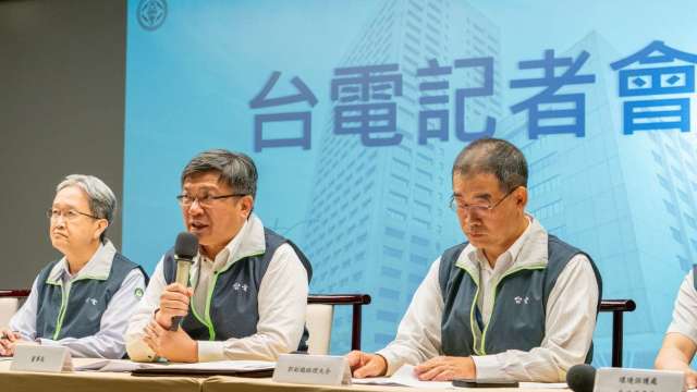 台電董事長曾文生(中)強調電廠依法運轉,而台中電廠無煤供電是台電目標,但穩定供電是台電首要天職,不能用無電達到無煤。( 圖:台電提供)