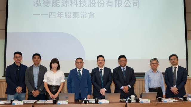 右五為泓德能源董事長謝源一。(圖:業者提供)