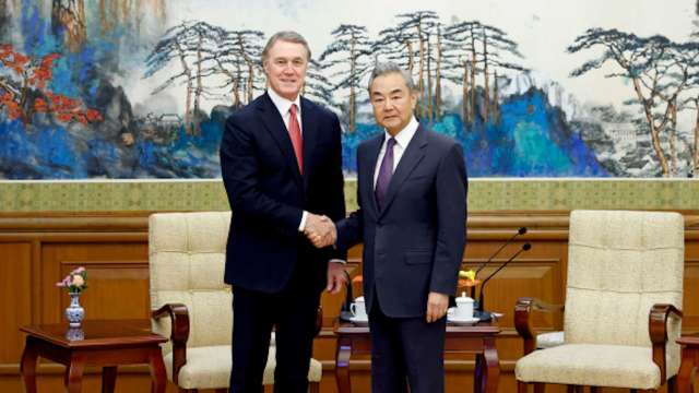 中國外交部長王毅在北京會見美國新任駐華大使龐德偉。（圖：中國外交部）