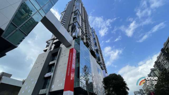 東區豪宅「台北之星」坪價站穩200萬元。(鉅亨網記者張欽發攝)
