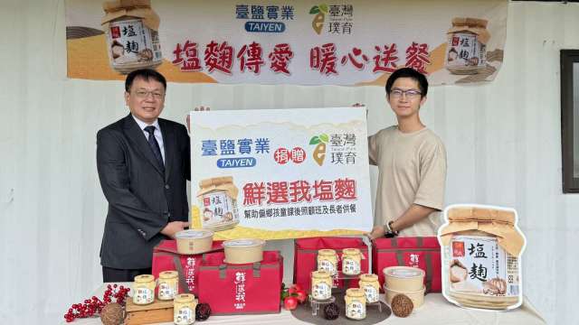 臺鹽董事長丁彥哲(左)代表捐贈鮮選我塩麴,由璞育文教協會理事長黃雅聖(右)代表受贈,將用於後壁偏鄉學童課輔與弱勢長輩送餐計畫,落實企業關懷與在地共好。(圖:臺鹽提供)