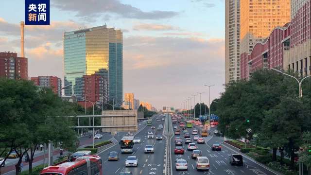 中國掀新一輪價格戰,7天70款車型降價。(圖:央視)