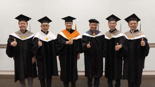 國立臺北大學李承嘉校長(左三)、玉山金控創辦人黃永仁(右三)與池祥麟副校長(左起)、陳俊強副校長、黃啟瑞院長、陳宥杉主任秘書於名譽博士學位頒授典禮合影。(圖:玉山金提供)