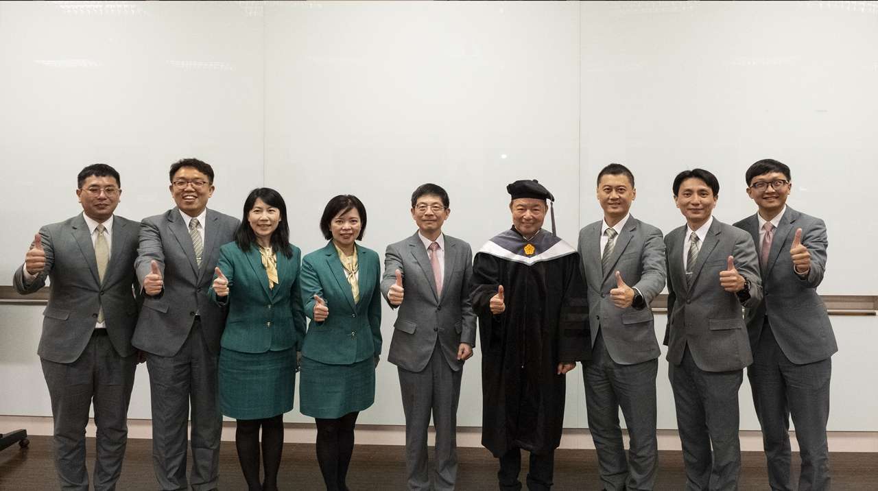 玉山金控創辦人黃永仁(右四) 獲頒國立臺北大學「名譽博士學位」,董事長黃男州(中)與玉山專業團隊共同見證榮耀時刻。