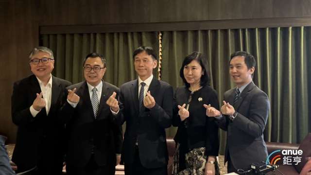 國泰投信董事長張錫(中)與總經理張雍川(左二)、發言人吳惠君(右二)、全球經濟與策略研究處副總經理王誠宏(左一)及量化投資部協理游日傑(右一)精闢解析國際總體經濟、台股展望。(鉅亨網記者陳于晴攝)