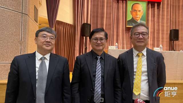 和碩董事長童子賢(中)、共同執行長鄧國彥(左)、共同執行長鄭光志(右)。(鉅亨網記者劉玟妤攝)