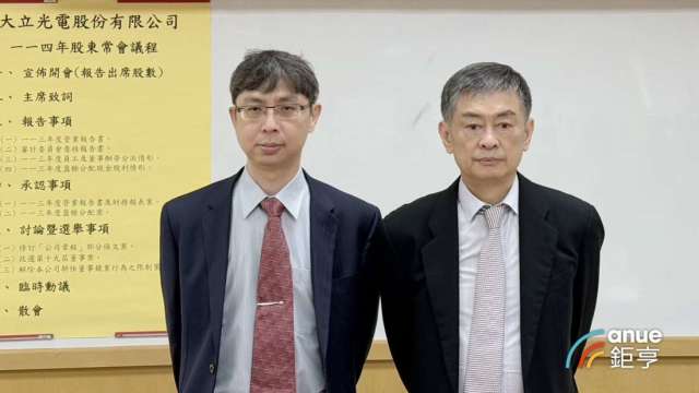 大立光6日召開股東會,圖左為總經理黃有執,右爲董事長林恩平。(鉅亨網記者張欽發攝)