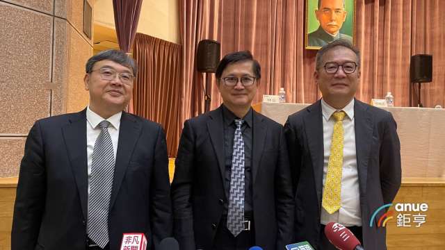 和碩董事長童子賢(中)、共同執行長鄧國彥(左)、共同執行長鄭光志(右)。(鉅亨網記者劉玟妤攝)