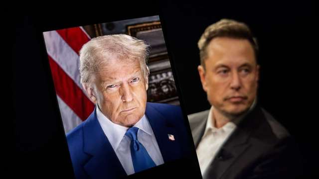 白宮一位高階官員透露,川普總統正在考慮出售或贈送今年年初購買的紅色特斯拉 。(圖:Shutterstock)