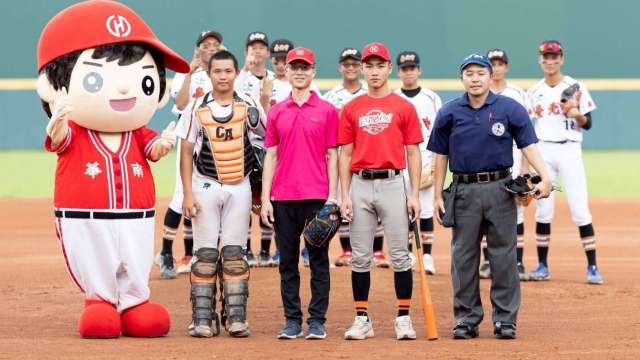 華南金控副總陳伯壎(前排中)與上屆MVP(前排右二)劉承佐擔任114年華南金控盃全國青少棒錦標賽冠軍戰開球貴賓。(圖:華南金提供)