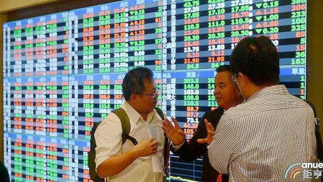 〈台股盤後〉電、金權值股硬挺漲129點 攻半年線及2萬2大關待補量。(鉅亨網記者張欽發攝)