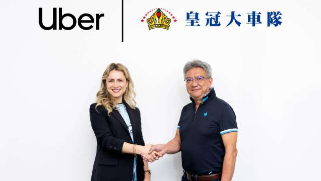 Uber台灣總經理楊麗達(左)與皇冠大車隊董事長吳俊德(右)。(圖:Uber提供)