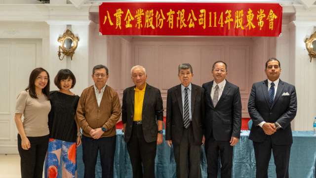 八貫董事長劉宗熹(右2)。(圖:八貫提供)