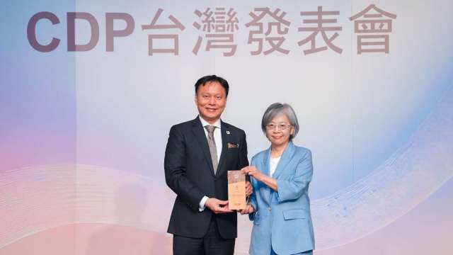 第一金控全面榮獲CDP最高榮譽領導等級,由第一金控副總李淑玲(右)代表受獎。(圖:第一金提供)