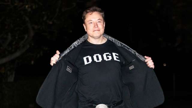 身穿DOGE T恤的馬斯克曾信心滿滿要改革政府,如今卻與川普撕破臉。 (圖:Shutterstock)