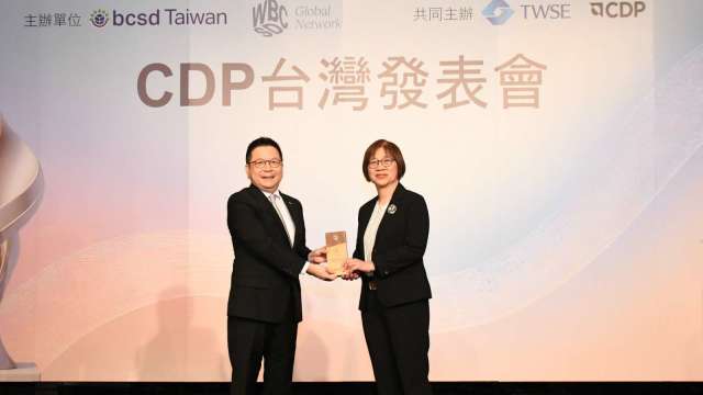 合庫金入選CDP最高A級領導企業名單,由副總經理黃鈴翠(右)代表領獎。( 圖:合庫金控提供)