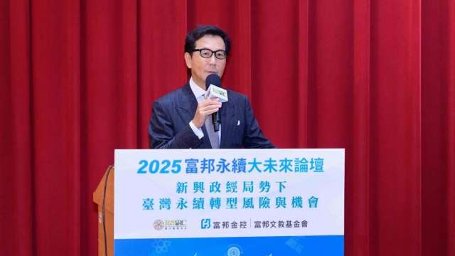 富邦集團蔡明忠董事長強調「現在是危機與轉機並存的時刻」,目前社會對淨零轉型仍未有迫切感,期盼讓淨零減碳成為全民運動,企業、民間、政府一起攜手加速前行。(圖/富邦集團提供)