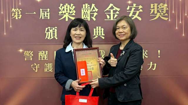 「第一屆樂齡金安獎」舉行頒獎典禮，由彰化銀行信託處處長徐瑞惠（左）代表領獎。（圖：彰銀提供）