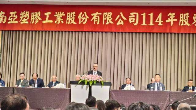 南亞董座吳嘉昭：投入醫療材料及半導體用料生產以提升短期獲利。(鉅亨網記者黃皓宸攝)