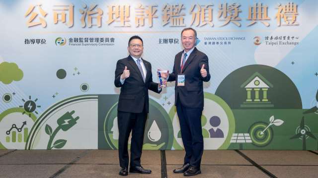 第一金控十度榮獲公司治理評鑑「上市公司前5%」佳績,由證交所董事長林修銘(左)頒獎,第一金控總經理方螢基(右)代表受獎。(圖:第一金提供)