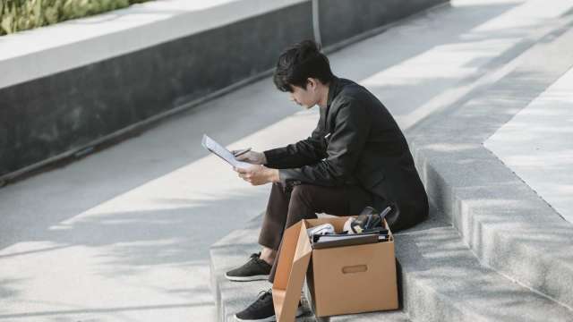 美國續領失業金人數攀升2021年底以來新高,顯示失業者需要更長時間才能找到新工作。(圖:Shutterstock)