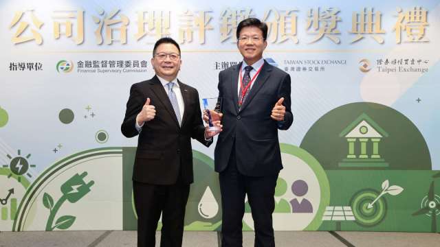 彰銀於公司治理評鑑名列上市公司前5%，同時為金融保險類前4名，由董事長胡光華代表領獎(右)，左為證交所董事長林修銘。（圖：彰銀提供）