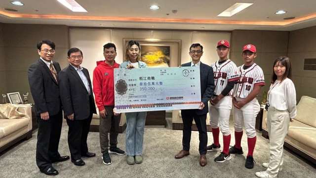 康和證券捐贈35萬元予稻江商職青棒隊。(圖:康和證提供)