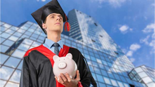 經濟不確定性讓企業招聘意願降低,新鮮人求職路更加艱辛。(圖:Shutterstock)