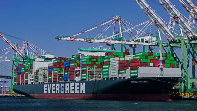 洛杉磯港5月進口量較前月大跌19%,顯示川普關稅政策正衝擊供應鏈。(圖:Shutterstock)