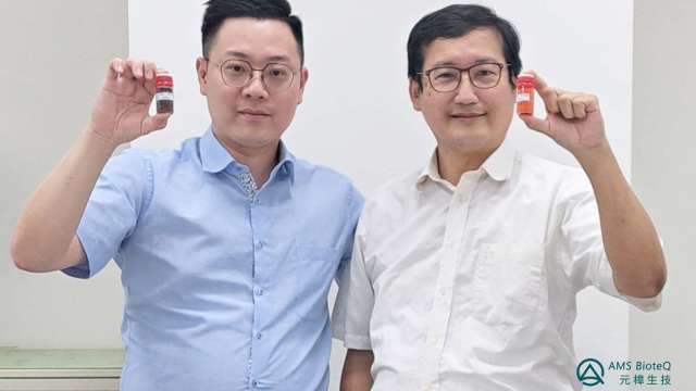 元樟生技攜手國際知名學術單位及臨床機構， 共同證實抗新冠候選藥物的潛力。圖:元樟生技蔡宜儒董事長(左)與成功大學化學系 邱顯泰教授(右)合影。