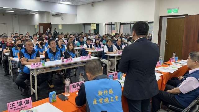 勞長洪申翰（立者）向新竹縣兩大工會說明勞動部「安定就業」政策及措施。（圖：勞動部提供）