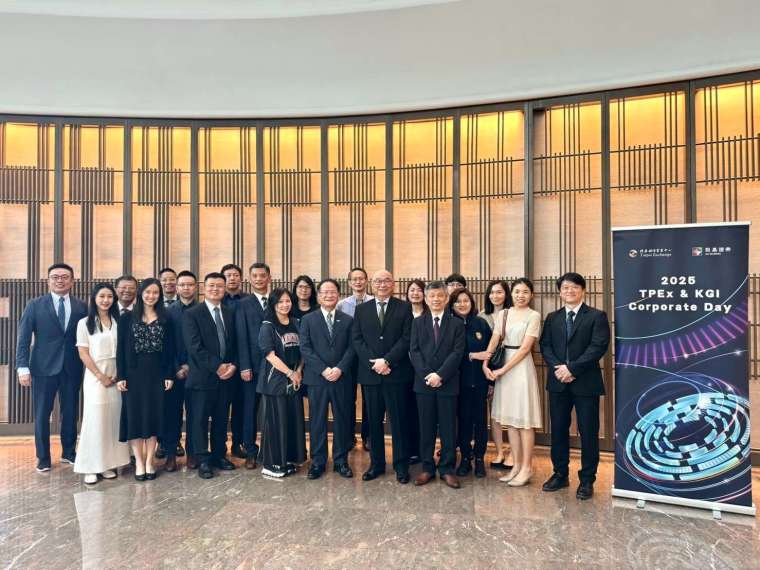凱基證券攜手櫃買中心於香港舉辦「2025 TPEx & KGI Corporate Day」,由櫃買中心副總經理涂月憲(前排中)、凱基證券總經理方維昌(前排中右)與參加法說會公司代表合影。
