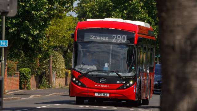 比亞迪以電動巴士為先鋒在英國等發達國家驗證「先商用車後乘用車」的策略。 (圖:Shutterstock)