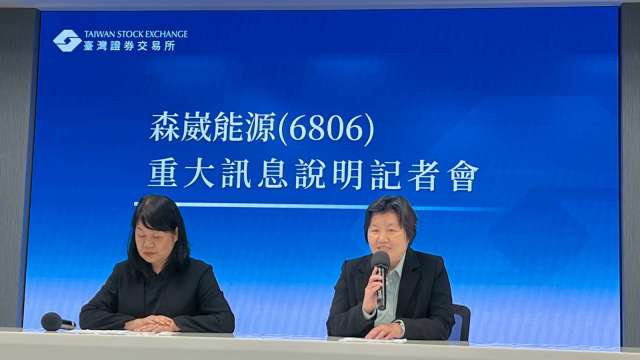 森崴能源副總蔡美智(右)、財務長李心美(左)說明富崴能源重訊。(圖:森崴能源提供)